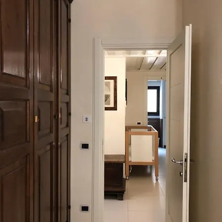 Visconti Apartment. Roma